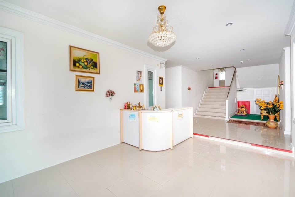 Sophisticated Hua Hin Living Near Water