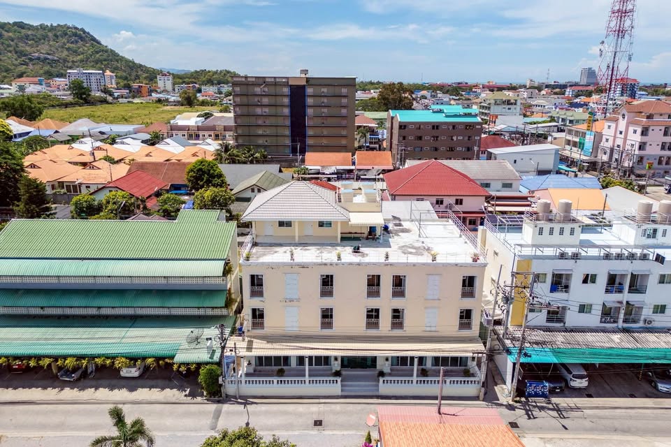 Idyllic Hua Hin Home Oceanfront Living