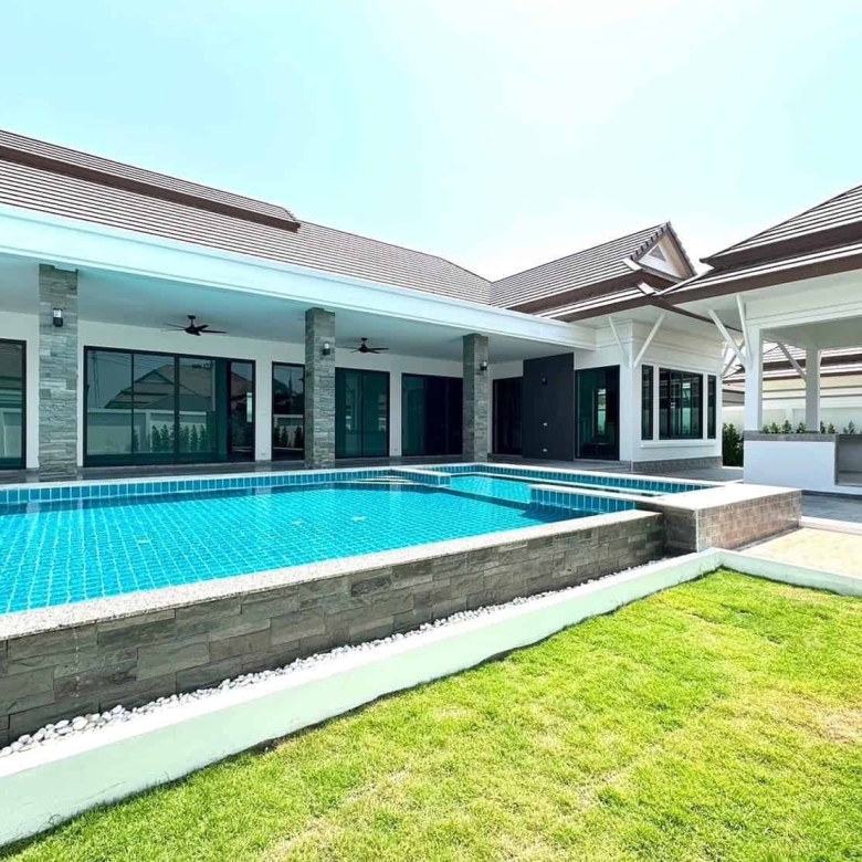 Spacious Hua Hin Villa Balinese Design Pool