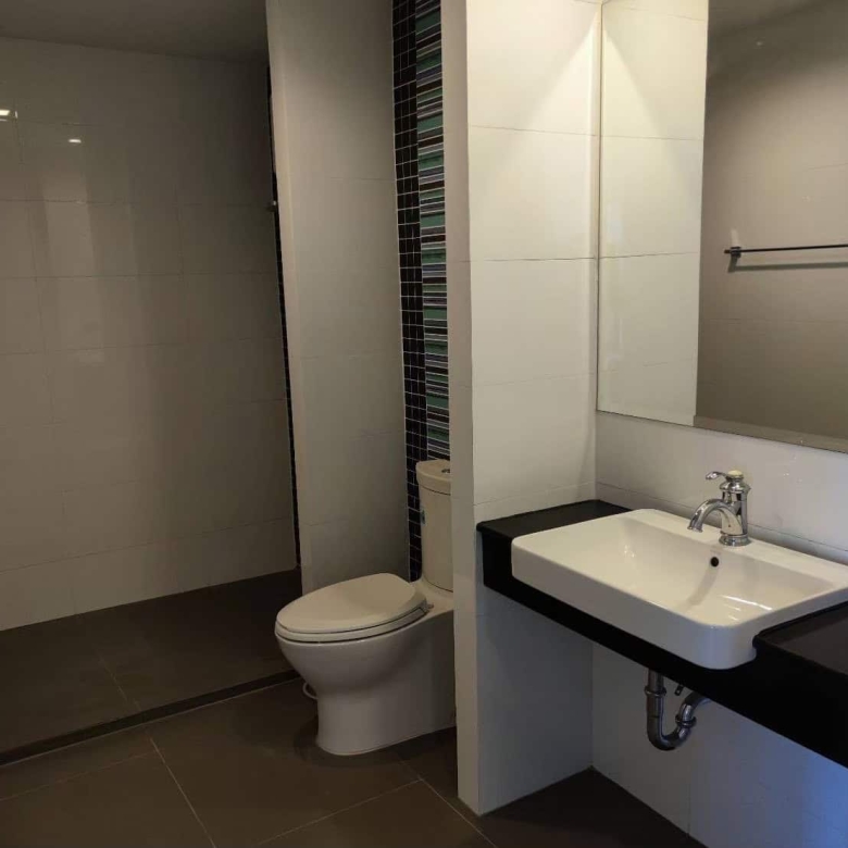 Luxury Hua Hin condo near shopping hubs