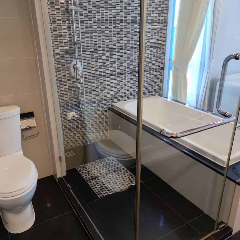Hua Hin beachfront condo bright spacious rooms