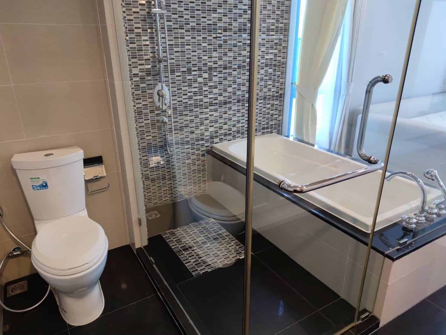 Hua Hin beachfront condo bright spacious rooms