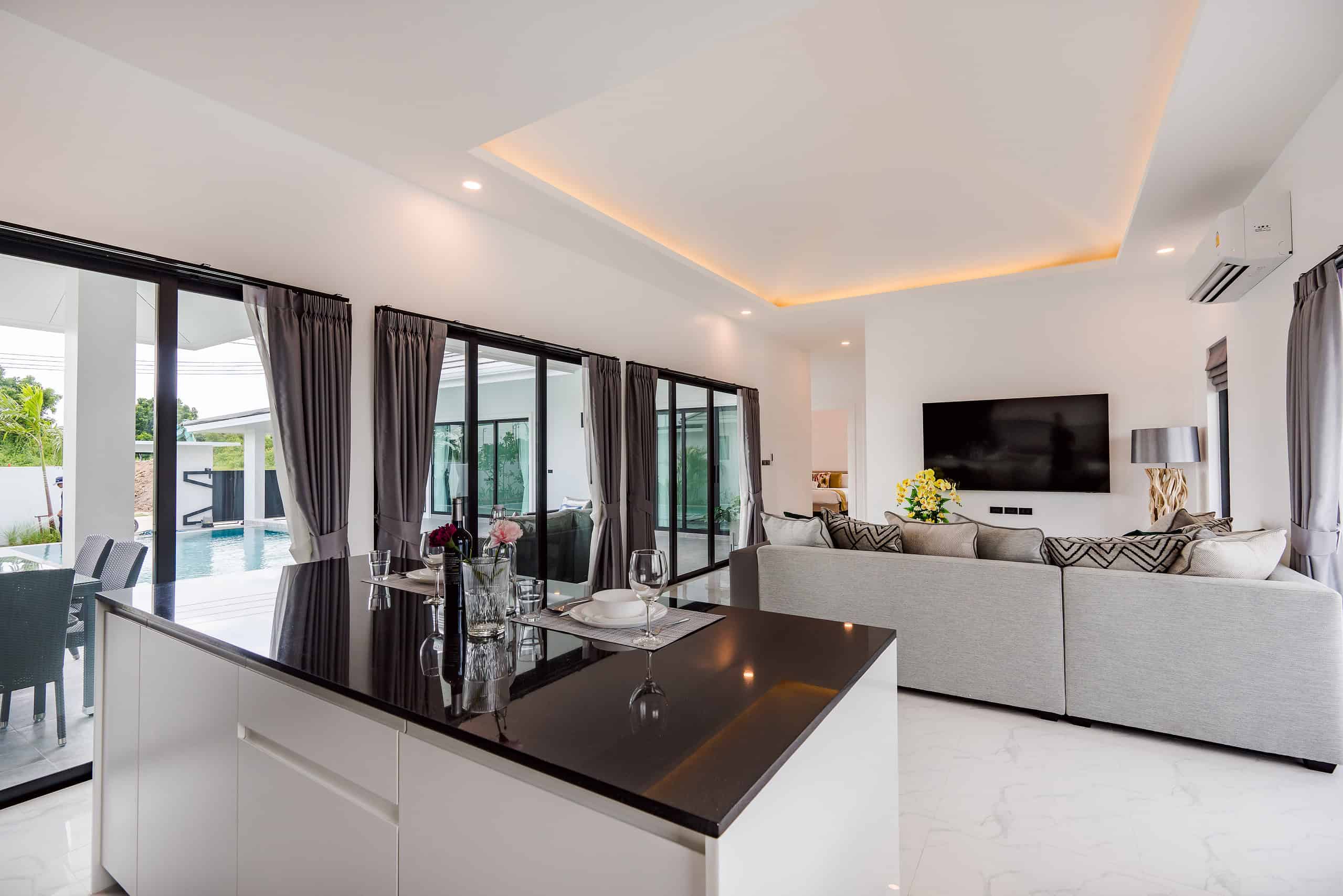 Spacious Botanica Home With Private Pool Area