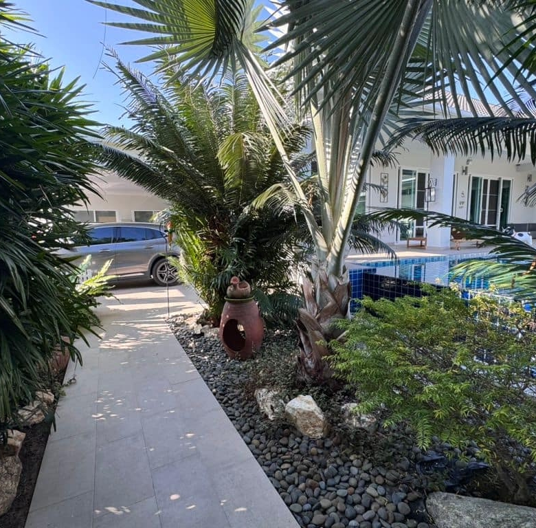 Premium Hua Hin Villa Stunning Poolside Living Space