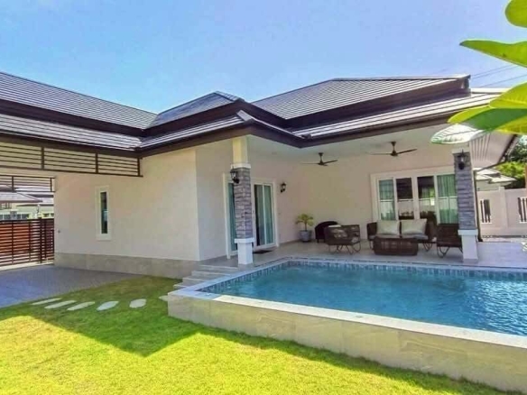 Luxury Hua Hin Grand Hills Home Exterior