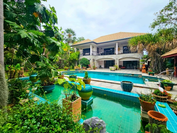 Luxury Hua Hin Villa with Private Pool Near Bluport