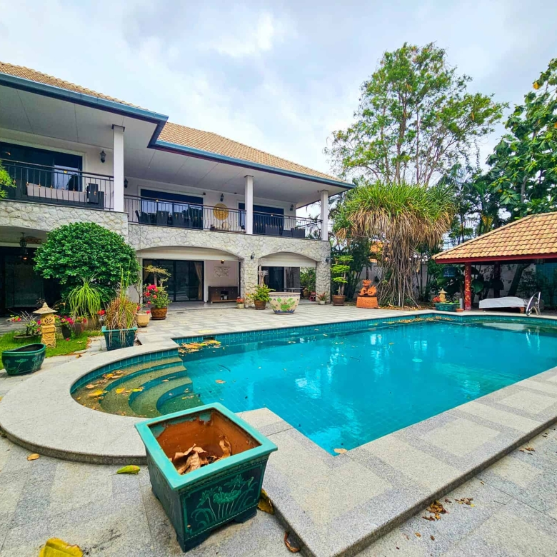 Desirable Hua Hin Villa Near Bluport Shopping