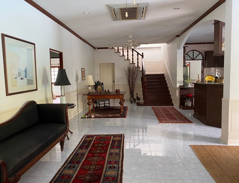 Bright Airy Villa with Pool Access