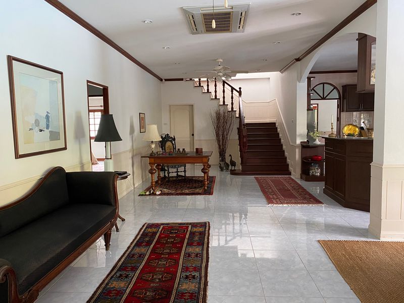 Bright Airy Villa with Pool Access