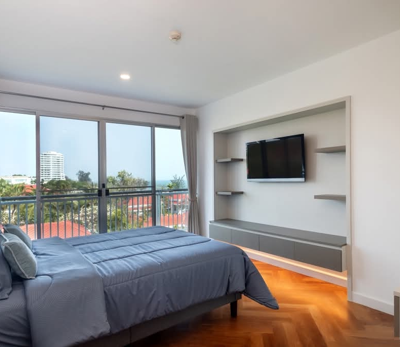 Stylish Top Floor Condo with Coastal Beauty