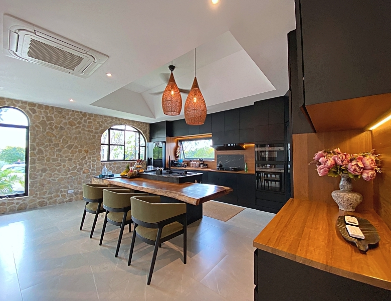 Luxury Residence Black Mountain Area