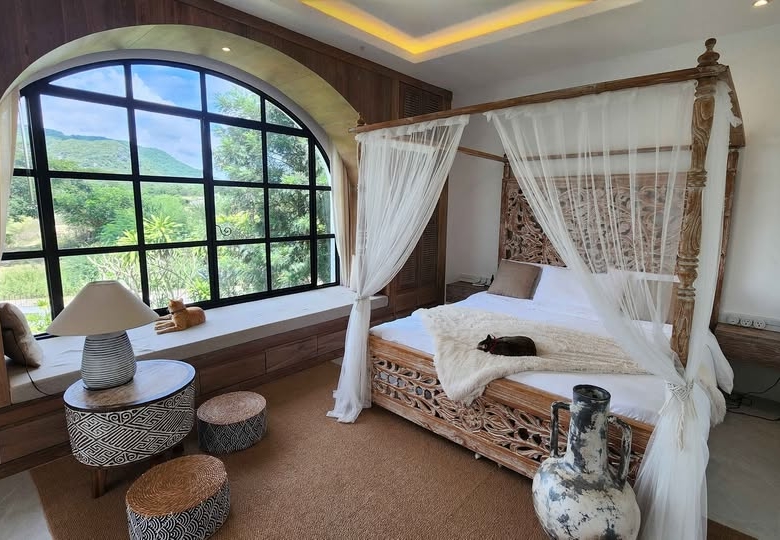 Chic Poolside Villa Near Golf Course