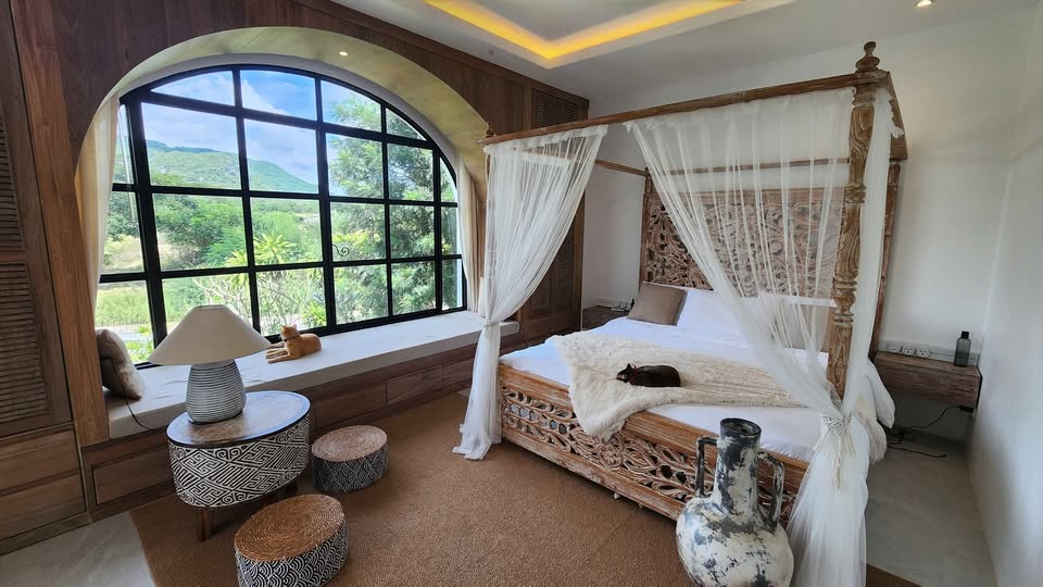 Chic Poolside Villa Near Golf Course