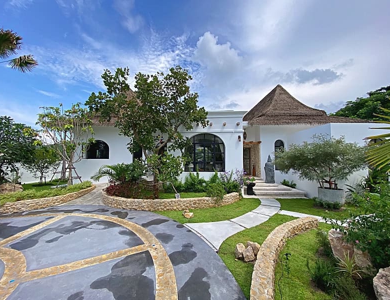 Spacious Hua Hin Villa Golf Course View