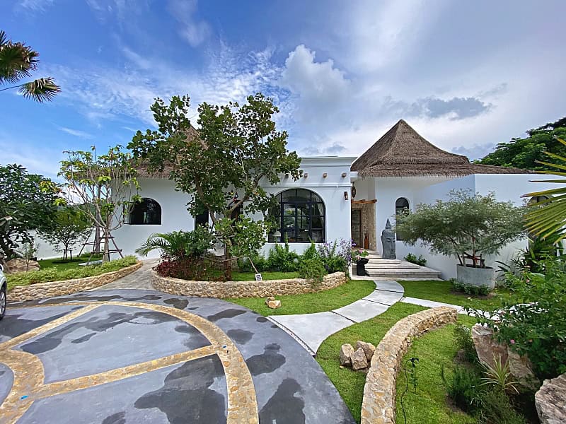 Spacious Hua Hin Villa Golf Course View