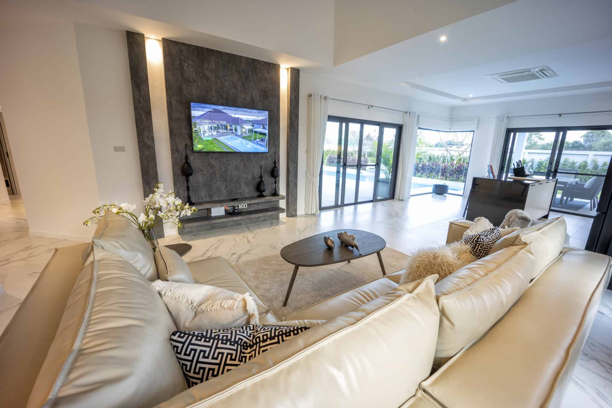 Elegant Pool Villa Hua Hin Living
