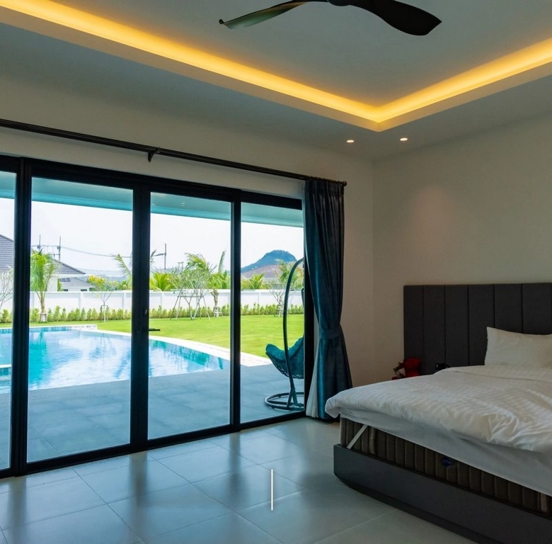 Hua Hin Villa with Beautiful Tropical Gardens