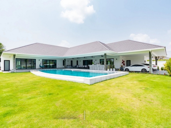 Spacious Hua Hin Villa with Private Pool View