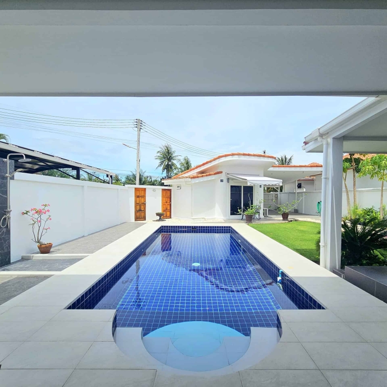 Exclusive Hua Hin Home Stunning Pool Features