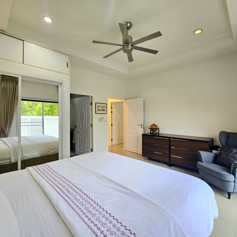 Modern Pranburi Villa Spacious Pool Views