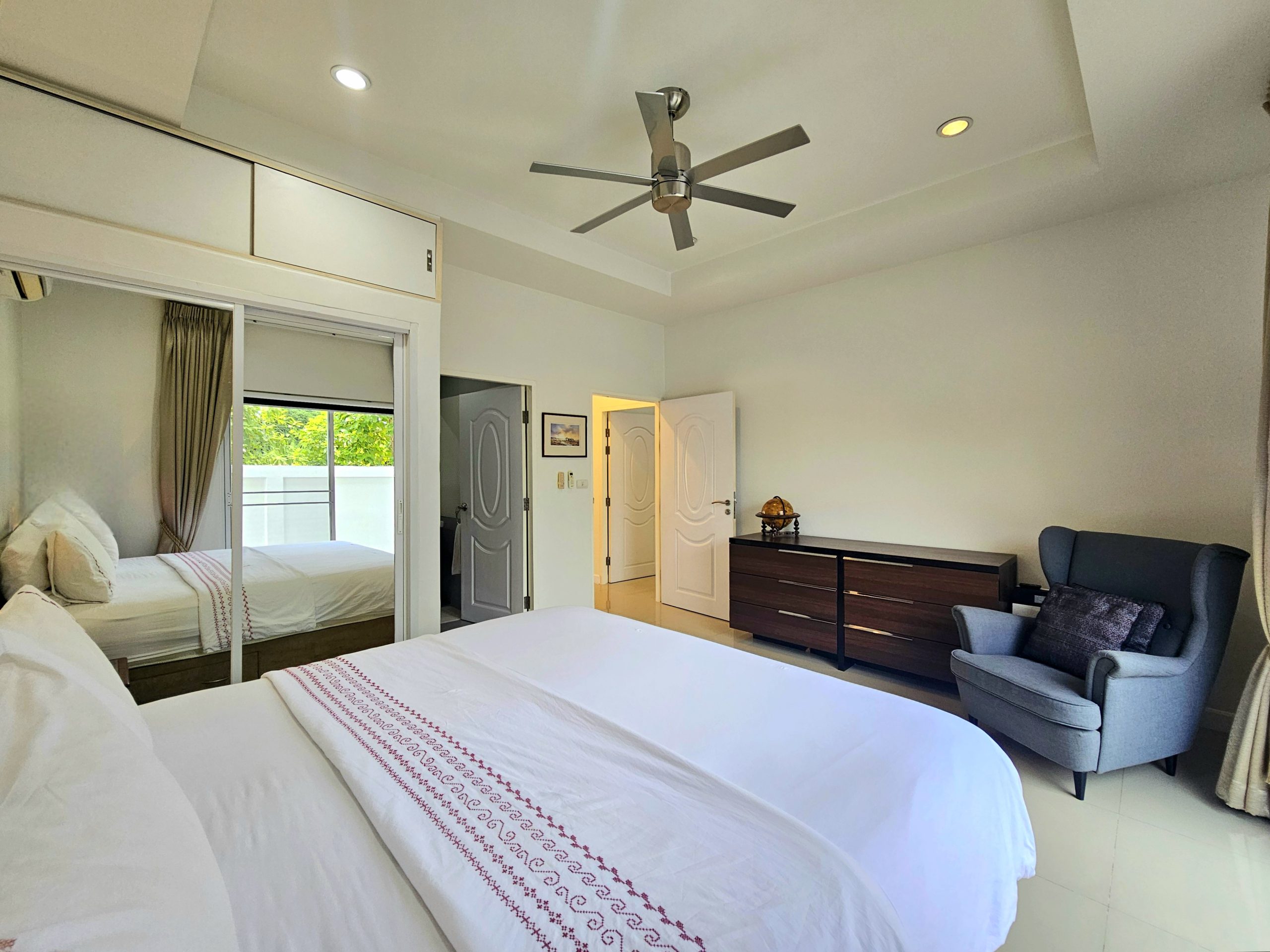 Modern Pranburi Villa Spacious Pool Views