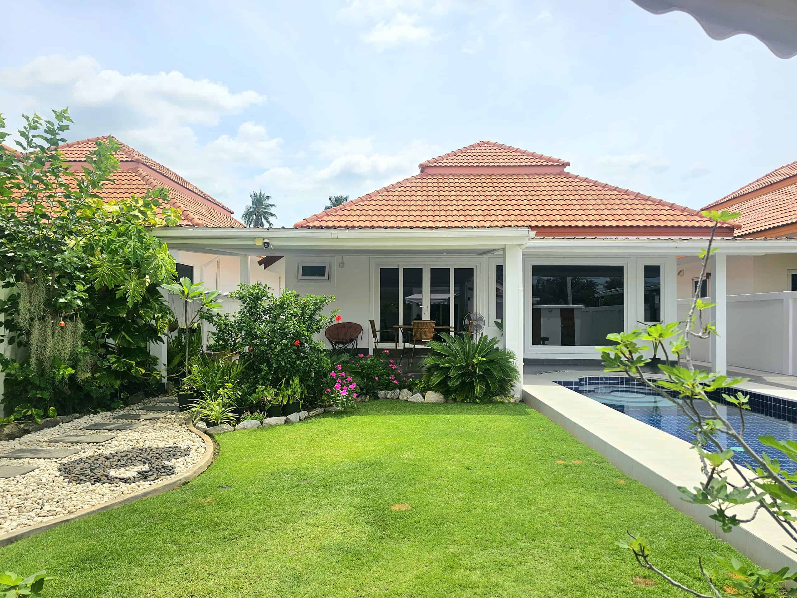 Elegant Pranburi Home Bright Pool Villa