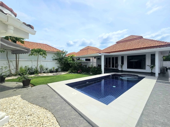 Luxury Hua Hin Pool Villa Tropical Living Space