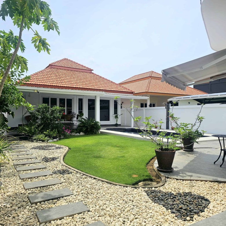 Bright Hua Hin Villa Luxury Poolside Escape