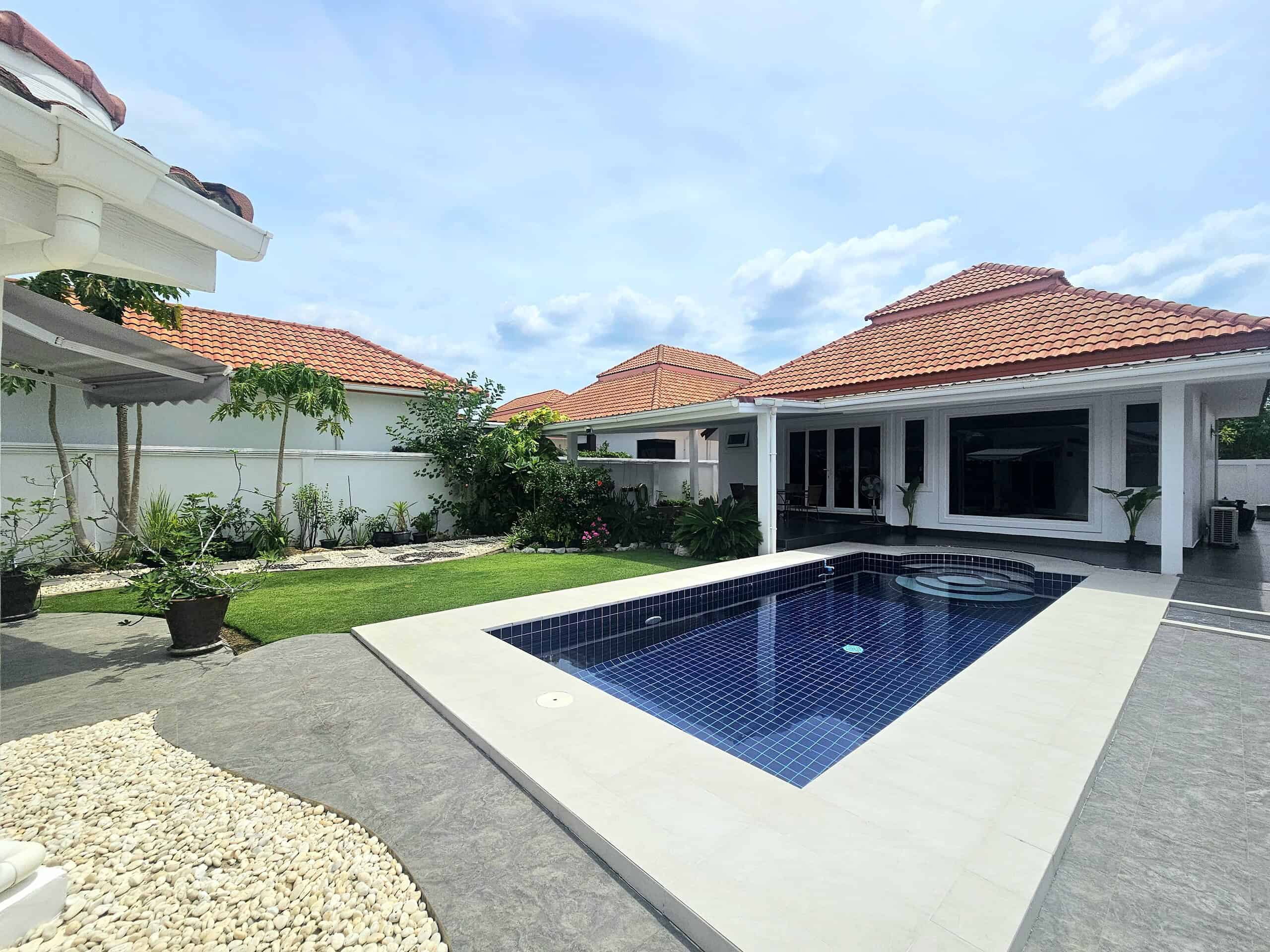Luxury Hua Hin Pool Villa Tropical Living Space