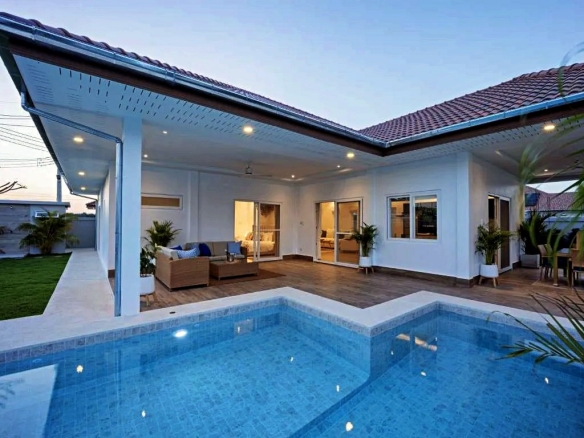 Luxury Hua Hin Villa with Stunning Pool Views