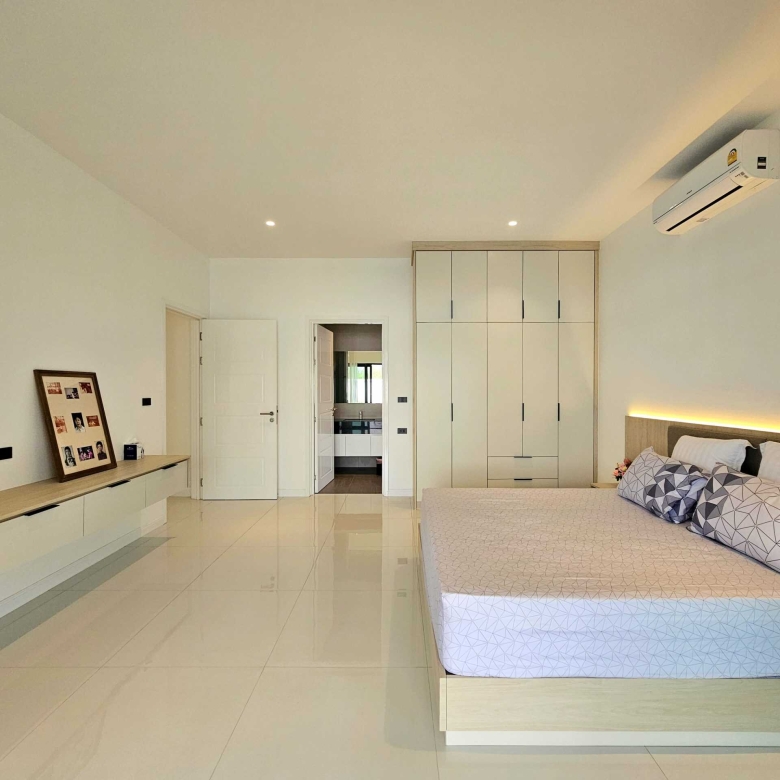 Modern Hua Hin Villa with Poolside Charm